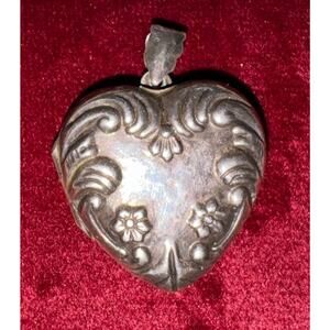 Heirloom Finest Repousse Flowers Heart Photo Locket Vintage Estate Pendant 6.7 g